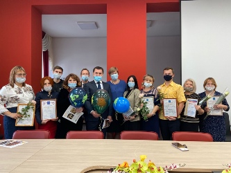 Елена Перепелицина и Евгений Чернов поздравили учителей Кировского района